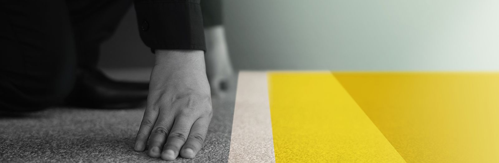 display hands s someone is poised at a starting line